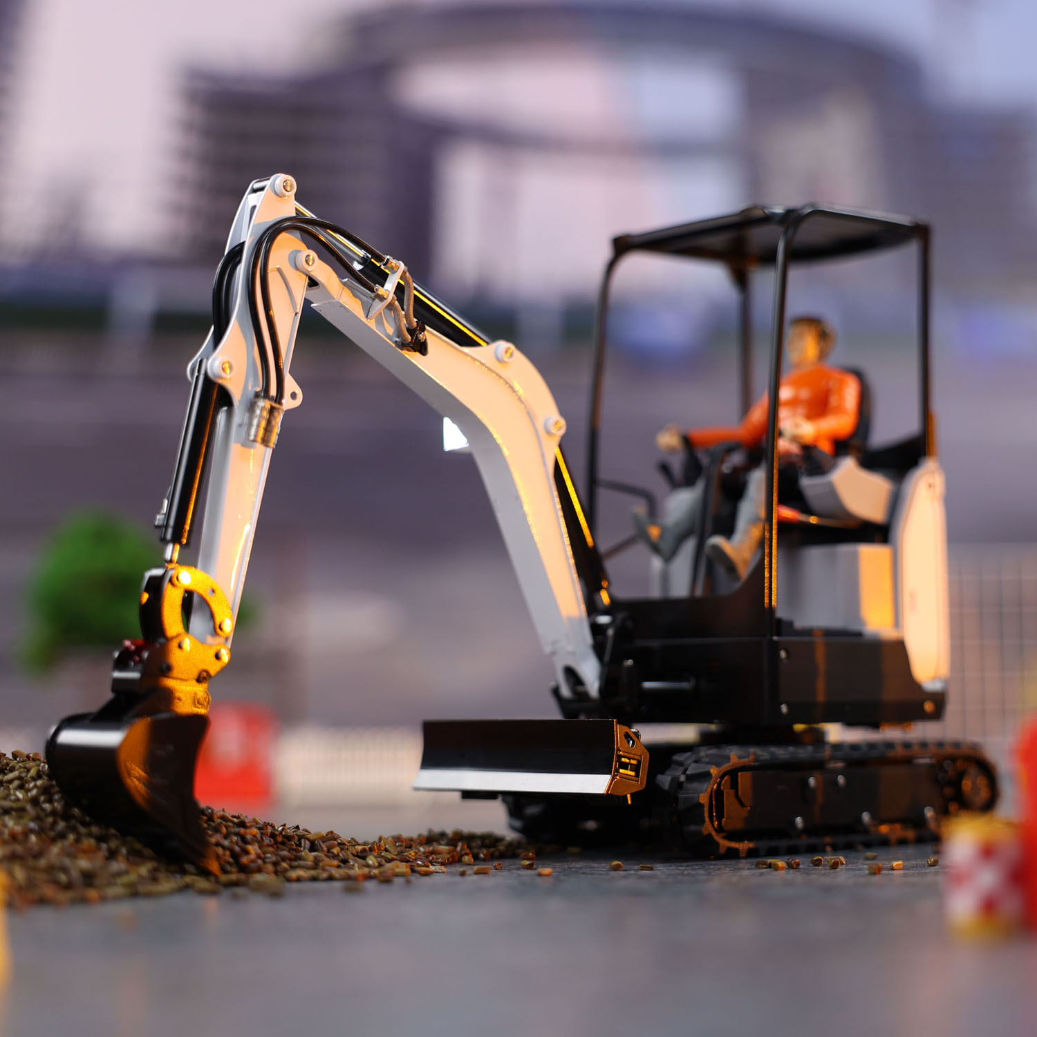 حفارة صغيرة تعمل بالتحكم عن بع - مراجعة Rc Hobby Toucan وسعره
